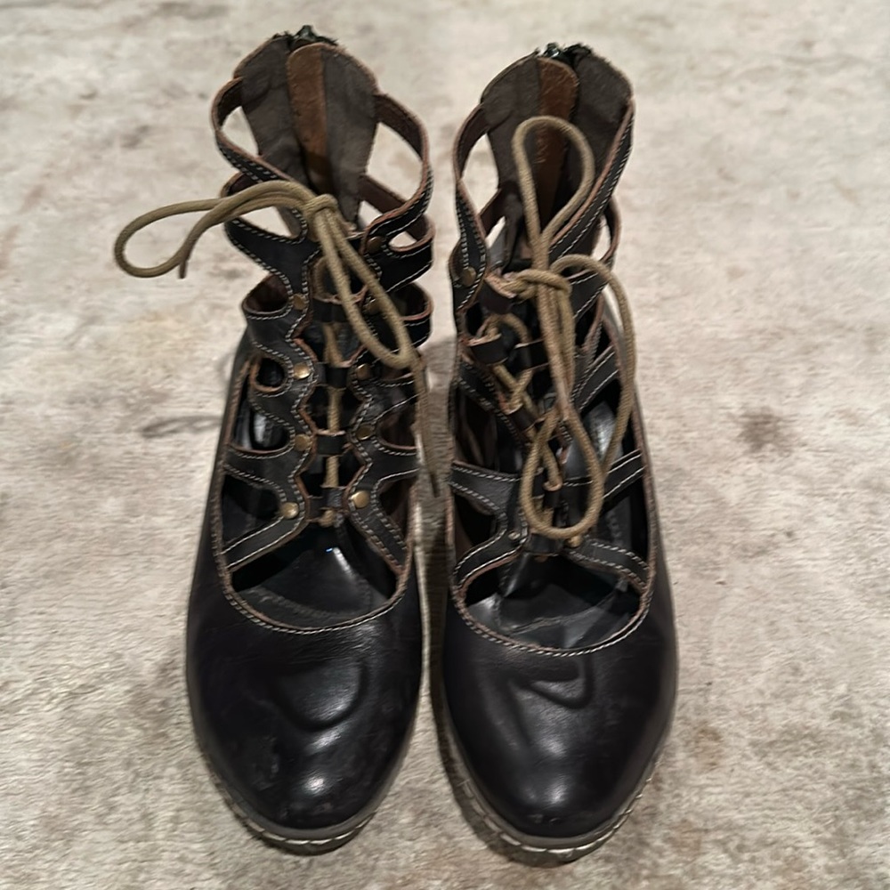 L’ARTISTE spring step black lace up heels